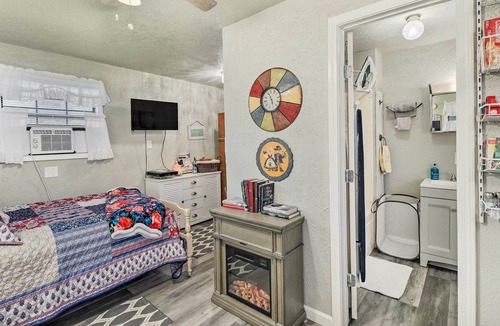 Voth Apartment | NEW! Cheerful Studio Cottage ~ 10 Mi to Beaumont!