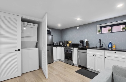 Point Breeze Apartment | New Chic Modern-Boho Apartment in Center City !