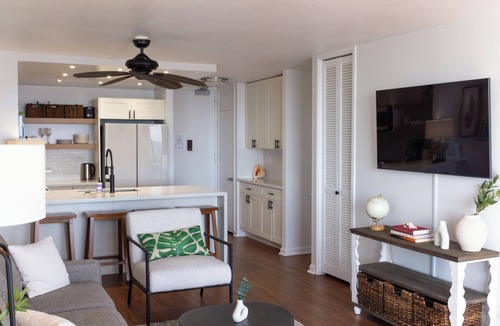 Ala Moana Apartment | NEW Chic Oceanfront Luxury Condo