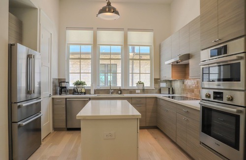 Round Rock Original Plat Condo | New Chic Retreat Walkable to Restaurants, Bars!
