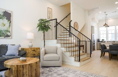 Round Rock Original Plat Condo | New Chic Retreat Walkable to Restaurants, Bars!