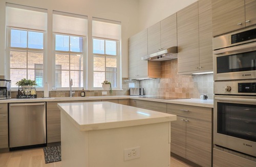 Round Rock Original Plat Condo | New Chic Retreat Walkable to Restaurants, Bars!