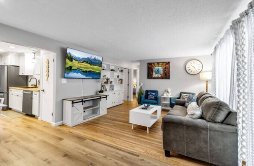 Amherst House | New*Clean*3BDRM*Centrally Located*Free Parking*A/C