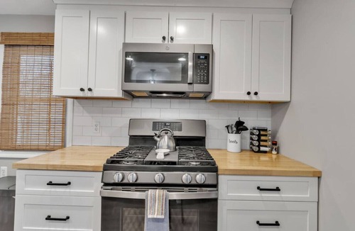 Amherst House | New*Clean*3BDRM*Centrally Located*Free Parking*A/C