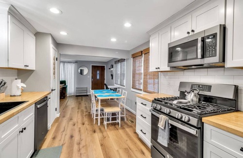Amherst House | New*Clean*3BDRM*Centrally Located*Free Parking*A/C
