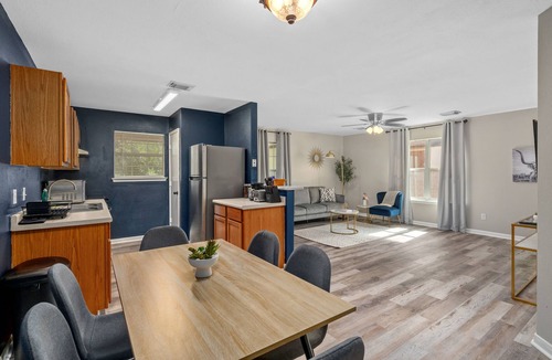 Cypress Apartment | New clean & cozy Apt, 2 parking spaces, Smart TVn