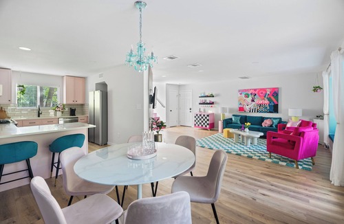 Austin House | NEW Colorful, IG Worthy Dreamhouse - Sleeps 8