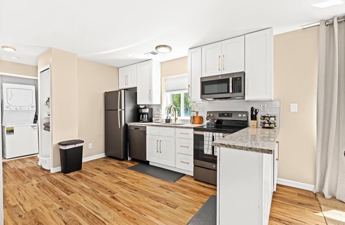 Roseville Apartment | New! Comfortable 1BR Upper Flat, Roseville Downtown
