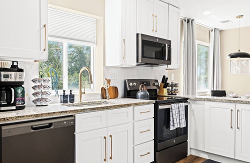 Roseville Apartment | New! Comfortable 1BR Upper Flat, Roseville Downtown