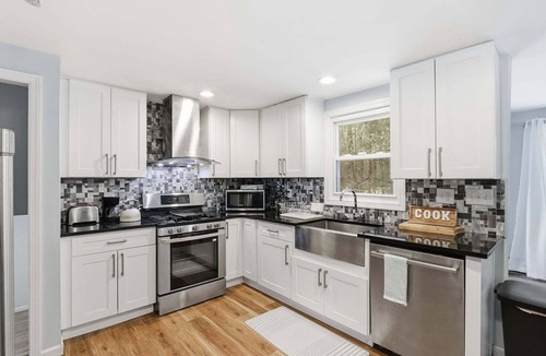 Maple Hill House | NEW! Comfortable Bloomfield 3BR Retreat