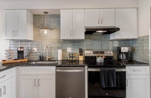 Mount Clemens Apartment | NEW! Comfy 1 Bedroom Flat | Hollywood Suites