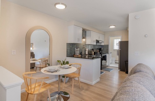 Mount Clemens Apartment | NEW! Comfy 1 Bedroom Flat | Hollywood Suites