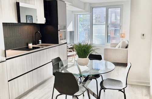 Wellington Place Condo | New Condo Downtown Toronto, 2 Bedrooms, 1 Bathroom, Workspace, FREE Wifi, Pets