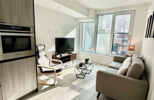 Wellington Place Condo | New Condo Downtown Toronto, 2 Bedrooms, 1 Bathroom, Workspace, FREE Wifi, Pets