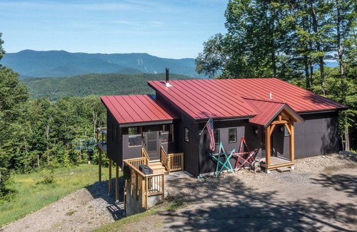 Warren House | New Construction ~HOT TUB~ The Headless Moose Lodge