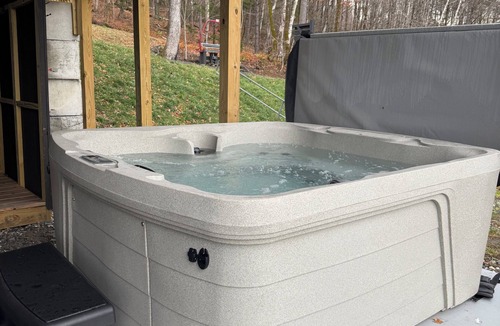 Warren House | New Construction ~HOT TUB~ The Headless Moose Lodge