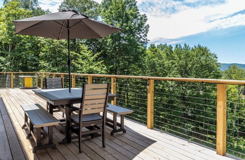 Warren House | New Construction ~HOT TUB~ The Headless Moose Lodge