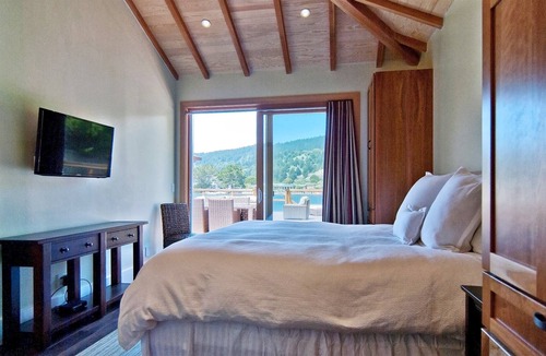 Stinson Beach House | New construction home with large deck on Seadrift Lagoon