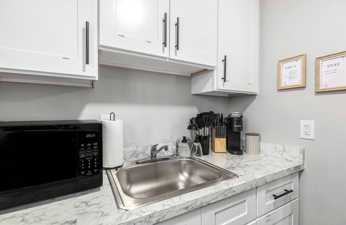 Hazel Park Apartment | New! Contemporary 1BR Haven, Private & Pristine