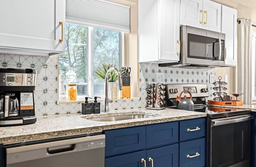 Roseville Apartment | New! Contemporary 1BR Haven, Private & Pristine