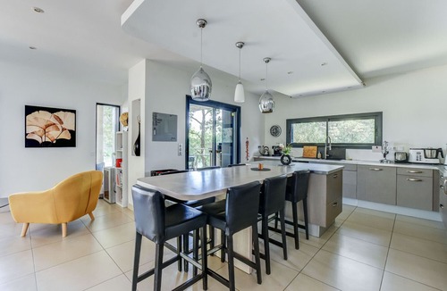 Lespinasse Villa | New contemporary house with view on private lack