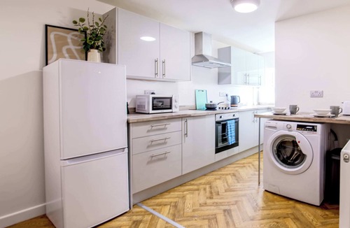 Redcar House | NEW Contractor 5-Bed 3-Bath Central Redcar