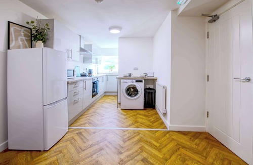 Redcar House | NEW Contractor 5-Bed 3-Bath Central Redcar