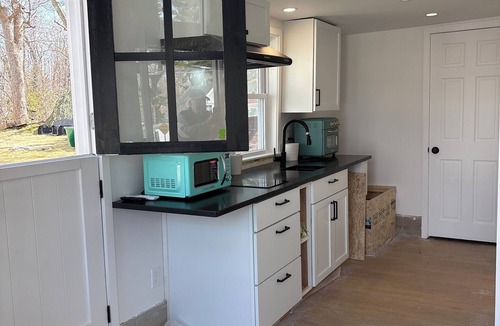 Cohasset Cottage | New cottage just steps from Cohasset Village. Monthly stays req. Available Oct 1