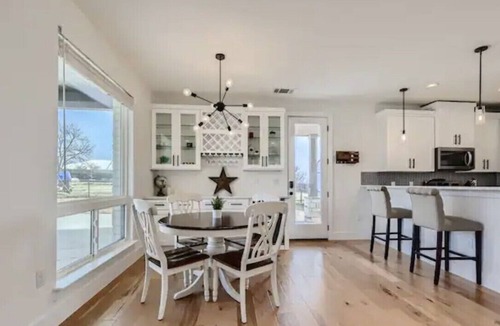 Mustang Ridge House | New Country House w/ Pasture Views