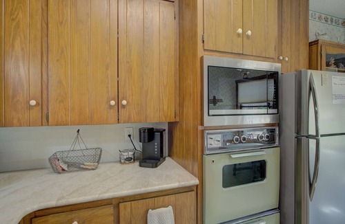 Manchaca House | NEW! Country living on Acres I 20 Mins to Austin