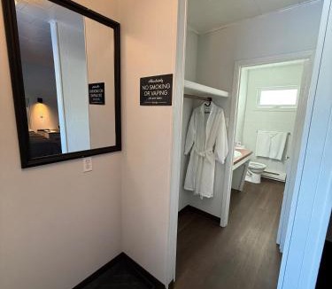 Swan River Hotel | New Country Motel