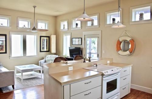 Pirates Beach House | NEW Couples Retreat - sleeps 2 adults + 2 children