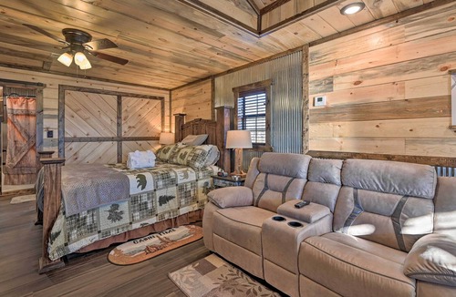 Broken Bow Apartment | NEW! Couple’s Retreat: Woodsy Broken Bow Studio!