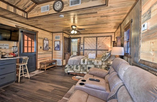 Broken Bow Apartment | NEW! Couple’s Retreat: Woodsy Broken Bow Studio!