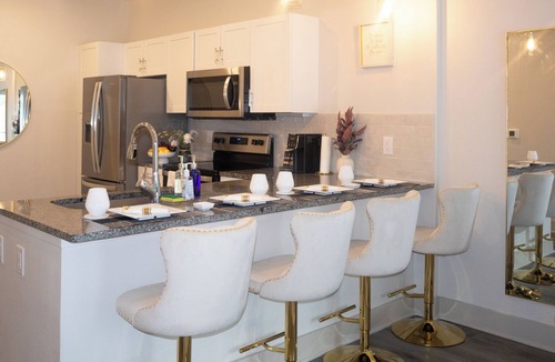 Astrodome Apartment | New! Cozy 1BR Apt with Pool & Gym in Central Houston, 5 ⭐️ Superhost