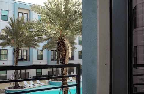 Astrodome Apartment | New! Cozy 1BR Apt with Pool & Gym in Central Houston, 5 ⭐️ Superhost