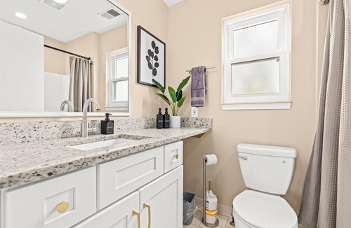 Roseville Apartment | New! Cozy 1BR minutes from Downtown Roseville