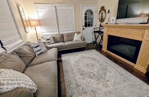 Snug Harbor Cottage | NEW! Cozy 2 bdrm Snug Harbor cottage steps from Point Judith Salt Pond & Marina