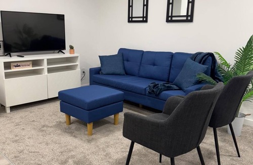 Southeast Calgary Apartment | New Cozy 2 BR suite w/king bed