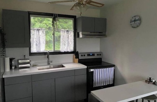 Irondale Cottage | New Cozy and Private Cottage - Trent Lakes.