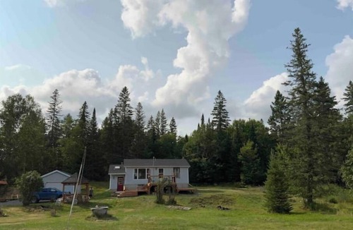 Irondale Cottage | New Cozy and Private Cottage - Trent Lakes.