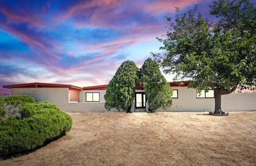 Sierra Vista House | NEW Cozy Central l 4 BDRM 2BTH l 1 acre LOT