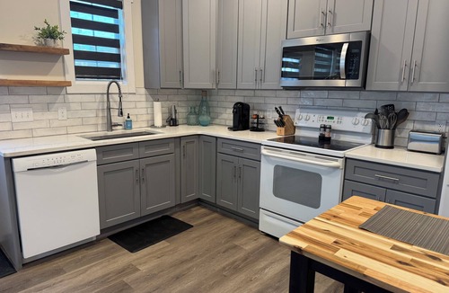 Wilmington Cottage | New! Cozy Cottage centrally located close to UNCW, Wrightsville Beach & Downtown
