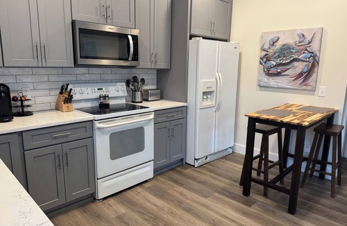 Wilmington Cottage | New! Cozy Cottage centrally located close to UNCW, Wrightsville Beach & Downtown