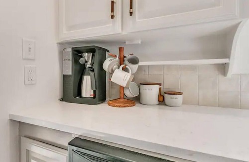 Miller House | NEW Cozy Crestwood Cottage