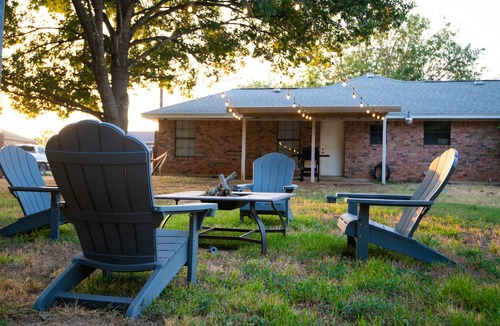 Waco Cottage | New! Cozy Home 10 min to Magnolia and Baylor