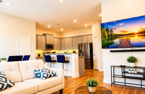 Central Southwest House | New Cozy Home - Mins to Downtown, Med Center & NRG