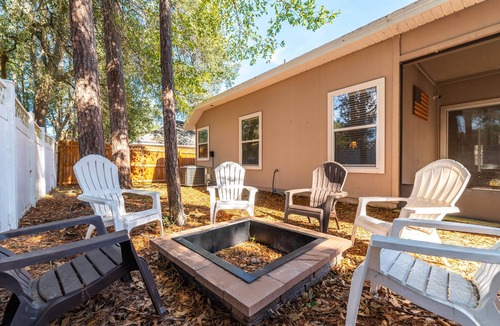 Northside House | NEW! Cozy home w fire pit, minutes from airport! Foosball table & so much more!