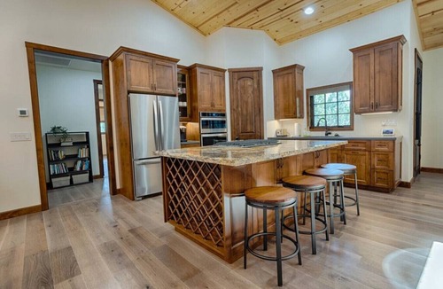 Pinetop-Lakeside Cabin | NEW! Cozy-Modern Family Cabin - Retreat on the Rim
