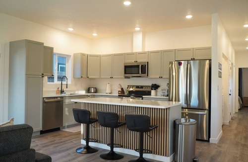 Ponderay Cottage | New Cozy Modern Cottage with Hot Tub & Fire Pit!